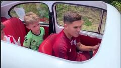 Juanfer maneja un fiat 600, en el campo de entrenamiento de River Plate