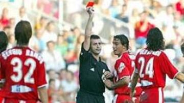 <B>¿PATADA?</b>. Alfaro es expulsado por una patada a Aganzo. El Sevilla defiende que fue un acto reflejo en la caída.