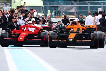 Durante el Gran Premio de Miami 2025, los 20 pilotos de F車rmula 1 desfilaron en r谷plicas a tama?o real de sus monoplazas, construidas con aproximadamente 400.000 piezas de LEGO cada una. Estas versiones el谷ctricas, con neum芍ticos Pirelli reales, alcanzaban hasta 20 km/h y fueron creadas en colaboraci車n con LEGO. El desfile reemplaz車 al tradicional cami車n de presentaci車n, ofreciendo una experiencia m芍s creativa, que gener車 entusiasmo tanto en la pista como entre los espectadores. La iniciativa busca acercar el espect芍culo de la F1 a los fans.