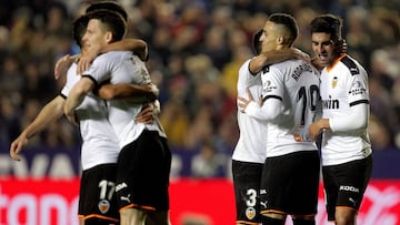 GRAF5146. VALENCIA, 07/12/2019.- Los jugadores del Valencia celebran el tercer gol ante el Levante, marcado por Kevin Gameiro (i), durante el partido de Liga en Primera División disputado este sábado en el estadio Ciutat de Valencia. EFE/Kai