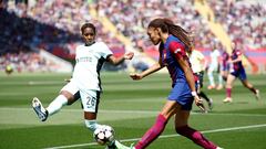 Soccer Football - Women's Champions League - Semi Final - First Leg - FC Barcelona v Chelsea - Estadi Olimpic Lluis Companys, Barcelona, Spain - April 20, 2024 Chelsea's Kadeisha Buchanan in action with FC Barcelona's Salma Paralluelo REUTERS/Albert Gea