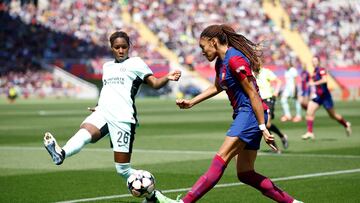 Soccer Football - Women's Champions League - Semi Final - First Leg - FC Barcelona v Chelsea - Estadi Olimpic Lluis Companys, Barcelona, Spain - April 20, 2024 Chelsea's Kadeisha Buchanan in action with FC Barcelona's Salma Paralluelo REUTERS/Albert Gea