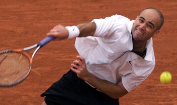 Andre Agassi (Las Vegas, EE UU, 50 años), aquel guaperas de aspecto desenfado y vida desordenada que llegó a jugar con una especie pantalón corto vaquero, sumó su primera victoria en Gran Slams al segundo intento, cuando venció al peruano Pablo Arraya en Roland Garros 1987. Ganó ocho majors y se despidió de ellos en el US Open de 2006, donde logró su último triunfo ante el chipriota Marcos Baghdatis. Sentó la cabeza con otra leyenda, Steffi Graf, su esposa y madre de sus dos hijos.