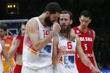 Sergio Rodr¨ªguez y Nikola Mirotic celebrando el pase a cuartos.