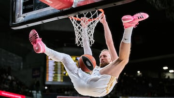 Dzanan Mussa realiza un acrobático mate con el Real Madrid.