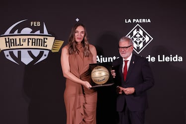 Lucy Pascua y el alcalde Félix LaRosa de Leida en el Salón de la Fama de la FEB.