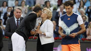 Manuela Carmena le entrega a Rafa Nadal el trofeo de campe&oacute;n del Mutua Madrid Open 2017.