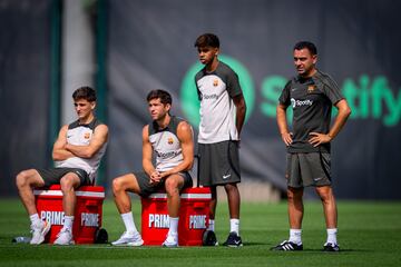 La eclosión del adolescente Lamine Yamal (2d), durante el entrenamiento realizado este lunes en la Ciudad Deportiva Joan Gamper, en las tres primeras jornadas de la liga española plantea un bendito dilema para el técnico del Barcelona, Xavi Hernández (d) , que el próximo domingo ante Osasuna deberá decidir si mantiene a la gran perla de La Masia en el once titular o apuesta por los galones del brasileño Raphinha tras cumplir la sanción de dos partidos. 