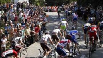 <b>ESPECTACULAR. </b>Contador, los hermanos Schleck y Purito, entre otros, durante la ascensión al Huy.