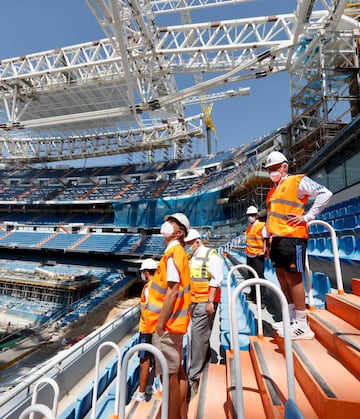 La expedición contempla las grúas y las vigas que se encuentran en la parte superior de la remodelación de la cubierta.