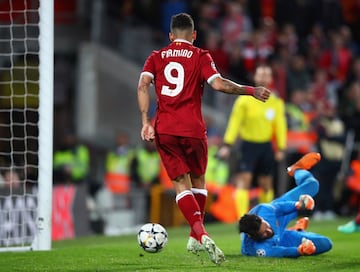 3-0. Roberto Firmino marcó el tercer gol.