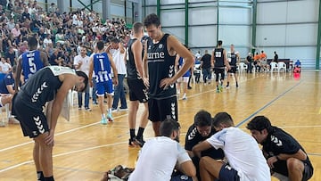Andrew Goudelock, escolta del Surne Bilbao, se duele de la lesi¨®n en la rodilla izquierda sufrida ante el Oporto.