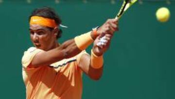 Rafa Nadal devuelve la bola a Alijaz Bedene.