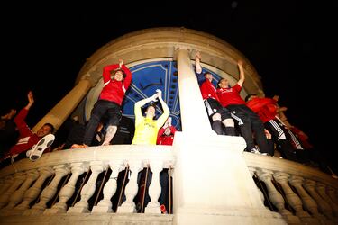 Varios jugadores del Osasuna junto con los aficionados tras ganar al Athletic Club en la semifinal de la Copa del Rey.