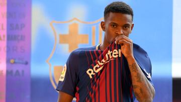Semedo se besa el escudo del Barça de la camiseta.