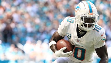 MIAMI GARDENS, FLORIDA - SEPTEMBER 08: Jarrian Jones #22 of the Jacksonville Jaguars attempts to tackle Tyreek Hill #10 of the Miami Dolphins during the second quarter at Hard Rock Stadium on September 08, 2024 in Miami Gardens, Florida. Carmen Mandato/Getty Images/AFP (Photo by Carmen Mandato / GETTY IMAGES NORTH AMERICA / Getty Images via AFP)