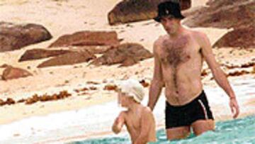 <b>PENDIENTE DE SUS HIJOS</B>. Zinedine Zidane se define como un padrazo. Estos días de vacaciones está siempre pendiente de sus tres pequeños.