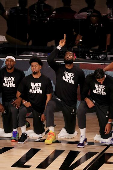 LeBron ya es uno de los mejores jugadores de siempre, un talento generacional que también ejerce de líder de la NBA de su tiempo. Su compromiso con las causas sociales es máximo: se ha enfrentado públicamente con Donald Trump, se ha posicionado siempre a favor de los derechos de la comunidad afroamericana y su trabajo social es uno de los más importantes que se le recuerdan a cualquier deportista. En su Akron natal levantó y financió íntegramente un colegio para niños con problemas educativos y en riesgo de exclusión social. Tras la muerte de George Floyd, LeBron volvió a ser muy claro cuando comparó una imagen de su muerte con otra de las protestas de Colin Kaepernick en 2016: "¿Lo entendéis ahora o seguís viéndolo borroso?".