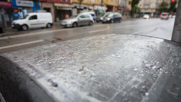 Gotas de lluvia sobre el capó de un coche, a 15 de septiembre de 2022, en el distrito de Carabanchel, en Madrid (España). Las precipitaciones producidas por la borrasca ‘Danielle’ en la Comunidad de Madrid se van a intensificar en el día de hoy conforme avance la jornada con alerta por viento e inundaciones. La Sierra y el oeste de la región serán las zonas donde más agua caerá. La lluvia ha aliviado la situación de los embalses de Madrid que han sufrido sequía en los últimos meses y los sitúa en el 57% de su capacidad total.
15 SEPTIEMBRE 2022;LLUVIA;TIEMPO;METEOROLOGÍA;TEMPORAL;SEMÁFORO;SEMÁFORO ROJO;
Jesús Hellín   / Europa Press
15/09/2022