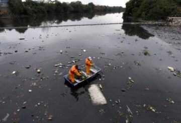 La bahía de Guanabara estaba llena de basura a pocos días del comienzo de los Juegos.