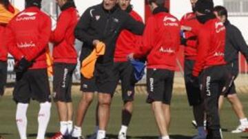 <b>ESTRENO EN EL PIZJUÁN. </b>El técnico sevillista, Míchel, reparte los petos a sus jugadores durante un entrenamiento.