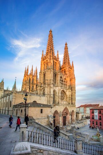 La máxima altura del edificio la encontramos en la fachada de Santa María. 88 metros desde la Plaza del Rey San Fernando hasta las agujas que rematan las dos torres. 