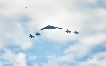 Aviones F-22 Raptors y un bombardero furtivo B-2 (C) sobrevuelan el río Hudson durante el vuelo militar "Saludo a América" ​​el 4 de julio de 2020 en la ciudad de Nueva York.