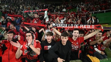 Los aficionados del Mirandés, presentes en el partido de liga ante el Racing en El Sardinero.