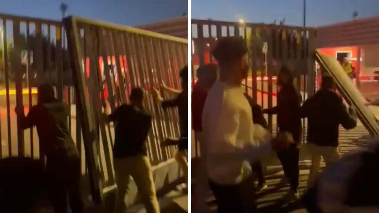 El momento en que un grupo de sevillistas fuerza la puerta y accede a la ciudad deportiva