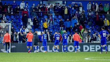 Los jugadores del Getafe se dirigen al fondo sur del estadio para pedir disculpas a sus aficionados tras la derrota contra el Celta.