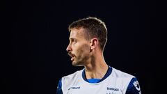 Sergio Canales pierde los estribos y es exhibido por gritarle a una abanderada