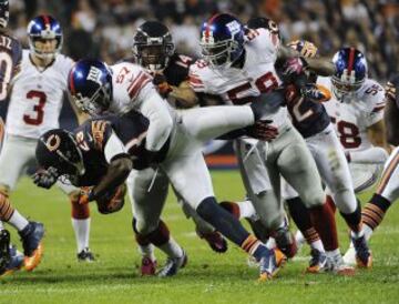 Devin Hester (23) de los Chicago Bears y Jacquian Williams (57) de los New York Giants.
