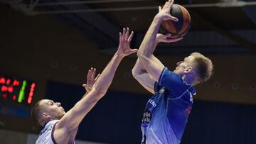 Beliauskas lanza ante Sedekerskis durante el Monbus Obradoiro-Bitci Baskonia.