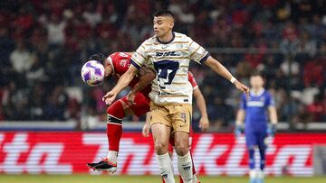 MEX1224. TOLUCA (MÉXICO), 05/10/2024.- Luis García (atrás) del Toluca disputa un balón con Guillermo Martínez (frente) de Pumas este sábado, durante un juego por la jornada 11 del torneo Apertura 2024 de la Liga MX celebrado en el estadio Nemesio Díez en la ciudad de Toluca (México). EFE/Alex Cruz