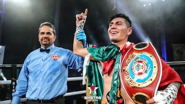 Ángel Fierro festeja en el ring.