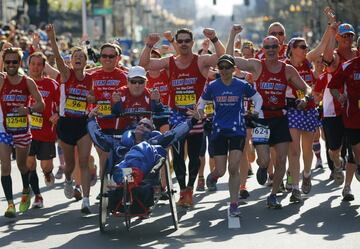 Se hizo famoso en la Marat車n de Boston por empujar la silla de ruedas de su hijo Rick (que ahora tiene 59 a?os y naci車 con una grave par芍lisis cerebral) durante 32 ediciones de la m赤tica prueba. "Pap芍, cuando corro, siento que no soy una persona discapacitada", le dijo a su padre tras la primera carrera y esas palabras desencadenaron una serie de haza?as atl谷ticas juntos que sumaron cientos de carreras de resistencia, desde maratones hasta seis triatlones Ironman. Dick falleci車 a los 80 a?os mientras dorm赤a.