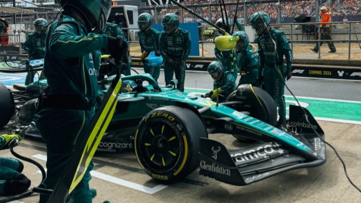 Fernando Alonso (Aston Martin AMR25). Silverstone, Gran Bretaña. F1 2025.