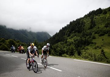 Julian Alaphilippe y Matej Mohoric durante la subida al Tourmalet.