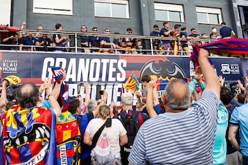 El autob¨²s que llevaba a los jugadores del Levante recorre las calles de Valencia.