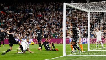 2-2. Jude Bellingham marca después de una triple ocasión. Gran parada de Dmitrovic a tiro del inglés, el rechace le llega a Brahim Díaz que remata, saca el balón bajo palos Renato Tapia, el esférico sale repelido del larguero y el dorsal 5 del Real Madrid firma el segundo con la derecha.