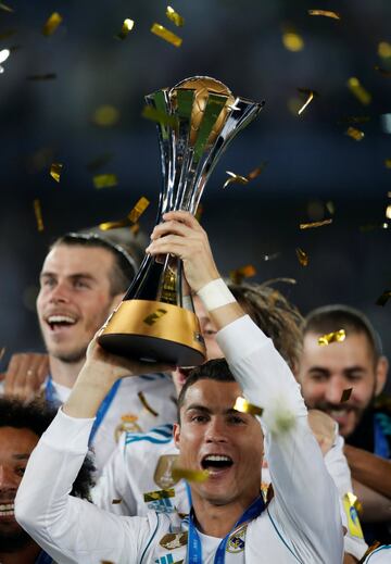 Cristiano Ronaldo levanta el trofeo.