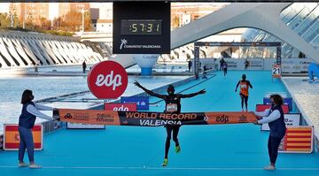 El atleta keniata Kibiwott Kandie destrozó el récord del Mundo en la Medio Maratón de Valencia.