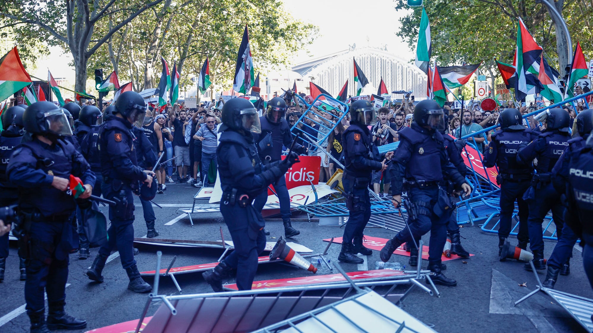 Las imágenes de las protestas pro-Palestina en la última etapa de La Vuelta