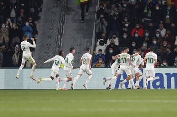 ¡Gol de Verdú! Ejecutó la falta desde la frontal, el balón tocó en la barrera y le cayó de nuevo, volvió a rematar y esta vez tocó en Ceballos y despistó a Lunin






