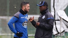 Seedorf y Florin Andone durante un entrenamiento del Deportivo. 