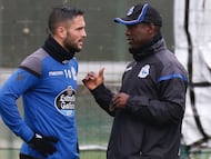 Seedorf y Florin Andone durante un entrenamiento del Deportivo.