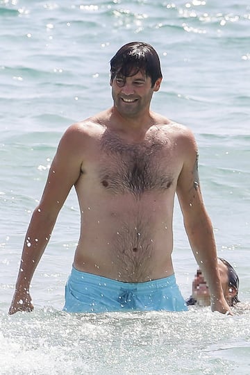 El exentrenador argentino del Real Madrid se encuentra disfrutando de las playas ibicencas en compa?¨ªa de sus hijos y familia.