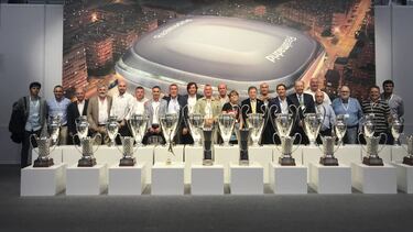 La peña Mortera Blanca posa con varias réplicas de las Copas de Europa de fútbol y baloncesto.