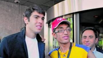 <b>ADMIRADO. </b>Kaká se fotografió con un seguidor a la salida del hotel.