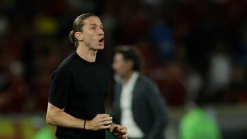 AME723. RÍO DE JANEIRO (BRASIL), 18/09/2025.- El entrenador de Flamengo, Filipe Luís, da indicaciones este jueves, en un partido de cuartos de final de la Copa Libertadores entre Flamengo y Estudiantes de La Plata en el estadio Maracaná en Río de Janeiro (Brasil). EFE/ André Coelho